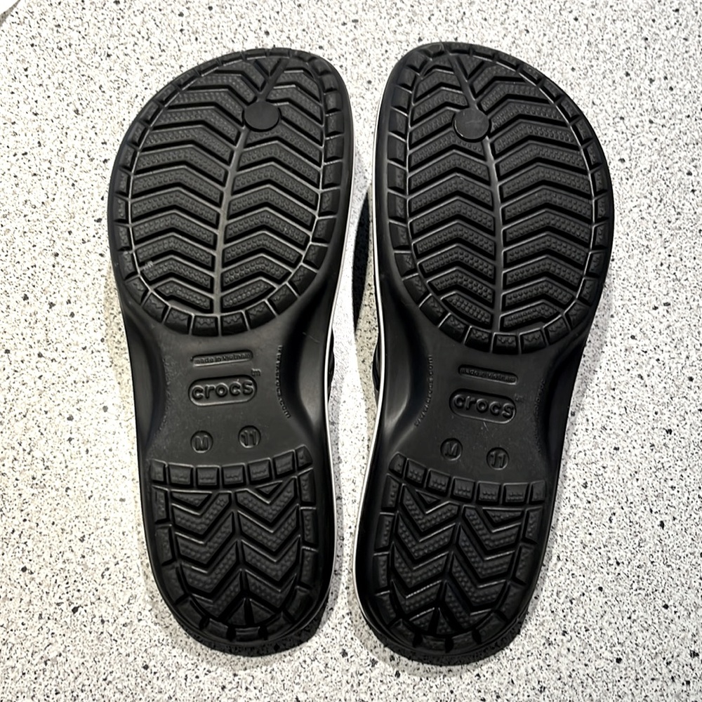 NEW Men’s CROCS Flip Flops Black 11 - Picture 2 of 5